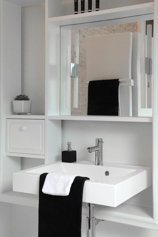 Maison Nationale City Flats & Suites Αμβέρσα Δωμάτιο φωτογραφία A typical bathroom faucet