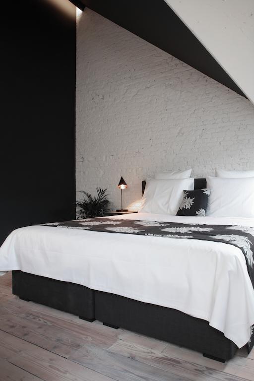 Maison Nationale City Flats & Suites Αμβέρσα Δωμάτιο φωτογραφία A bedroom at the hotel