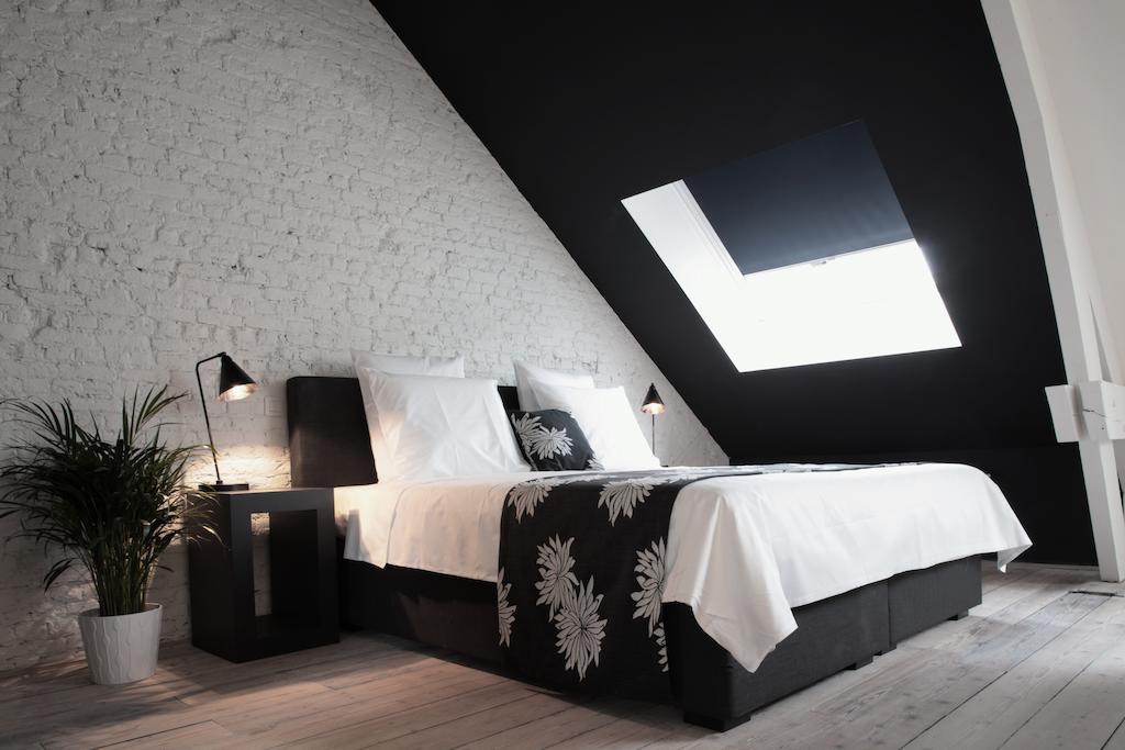 Maison Nationale City Flats & Suites Αμβέρσα Δωμάτιο φωτογραφία A bedroom with a roof window
