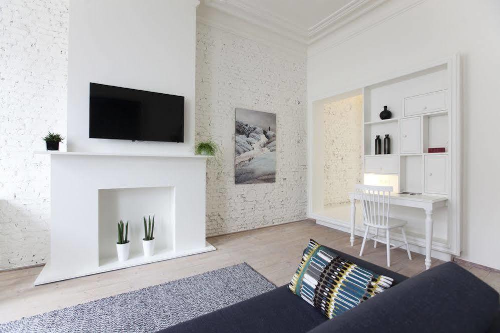 Maison Nationale City Flats & Suites Αμβέρσα Εξωτερικό φωτογραφία A living room with a flat screen television